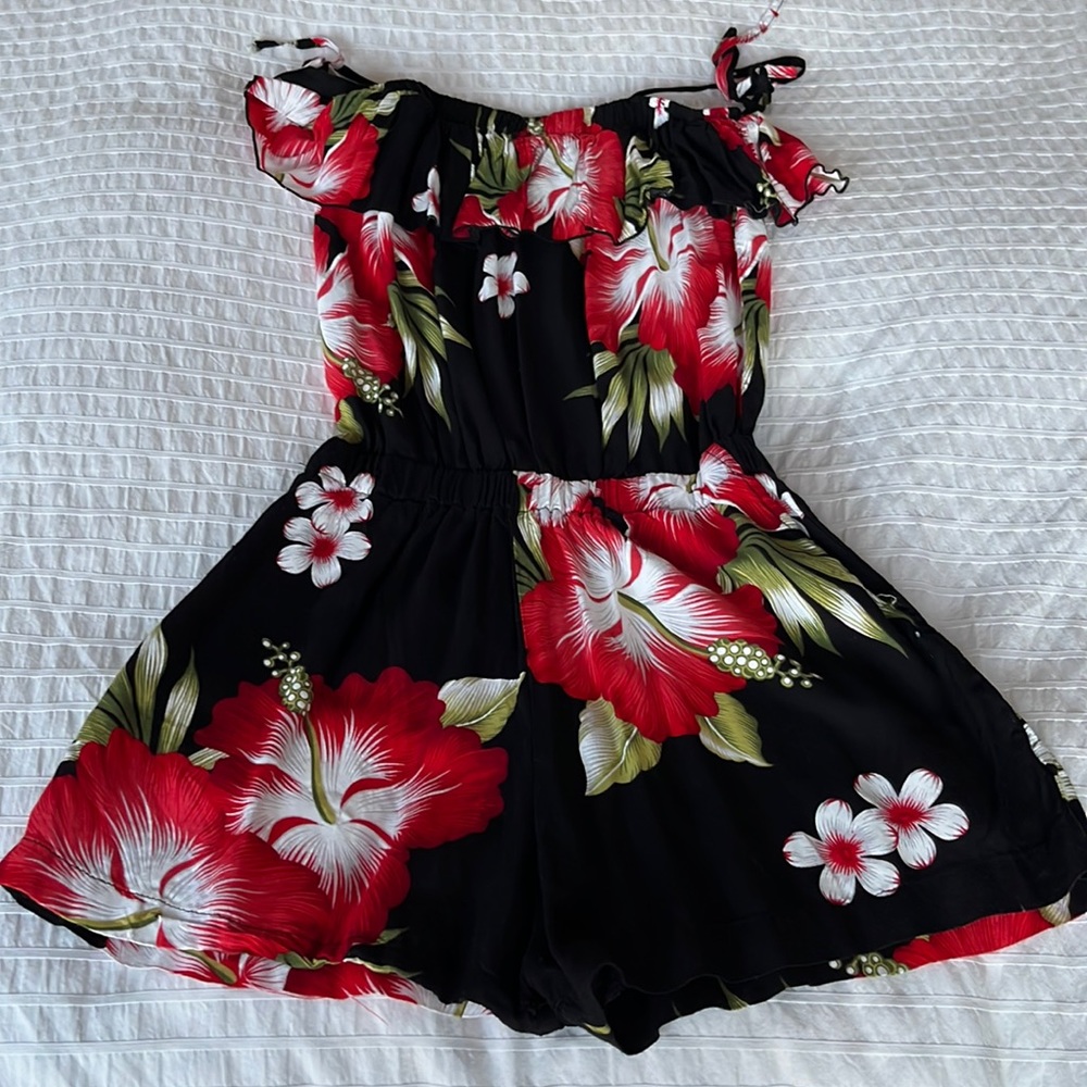 Black/Red floral Hawaiian Romper in size(OS) came from Honolulu 🌺 Brand new 🌺